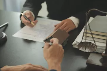 تندیس عدالت در کتابخانه